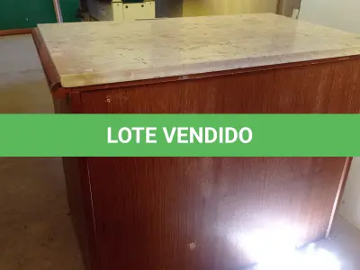 LOTE 415 - 01 MESINHA EM MADEIRA COM TAMPO DE PEDRA. (NO ESTADO, LEILÃO NÃO TEM GARANTIA E NEM DEVOLUÇÃO, SUJEITO A POSSÍVEIS AVARIAS VISÍVEIS/OCULTAS E/OU AUSÊNCIA DE COMPONENTES).