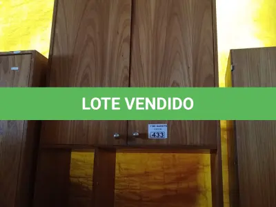 LOTE 433 - 01 ARMÁRIO ALTO EM MADEIRA. (NO ESTADO, LEILÃO NÃO TEM GARANTIA E NEM DEVOLUÇÃO, SUJEITO A POSSÍVEIS AVARIAS VISÍVEIS/OCULTAS E/OU AUSÊNCIA DE COMPONENTES).