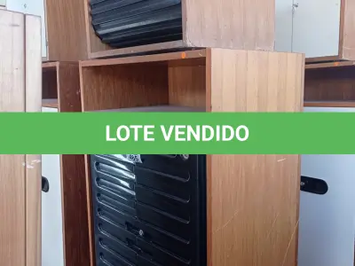 LOTE 465 - 01 ARMÁRIO EM MADEIRA COM 02 PORTAS, 03 PRATELEIRAS E 01 MESINHA DE MADEIRA COM PORTA DE CORRER. (NO ESTADO, LEILÃO NÃO TEM GARANTIA E NEM DEVOLUÇÃO, SUJEITO A POSSÍVEIS AVARIAS VISÍVEIS/OCULTAS E/OU AUSÊNCIA DE COMPONENTES).