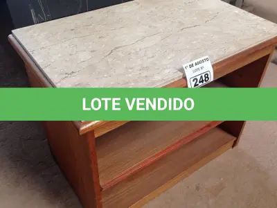 LOTE 248 - 01 MESINHA EM MADEIRA COM TAMPO DE PEDRA. (NO ESTADO, LEILÃO NÃO TEM GARANTIA E NEM DEVOLUÇÃO, SUJEITO A POSSÍVEIS AVARIAS VISÍVEIS/OCULTAS E/OU AUSÊNCIA DE COMPONENTES).