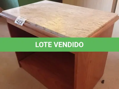 LOTE 423 - 01 MESINHA EM MADEIRA COM TAMPO DE PEDRA. (NO ESTADO, LEILÃO NÃO TEM GARANTIA E NEM DEVOLUÇÃO, SUJEITO A POSSÍVEIS AVARIAS VISÍVEIS/OCULTAS E/OU AUSÊNCIA DE COMPONENTES).