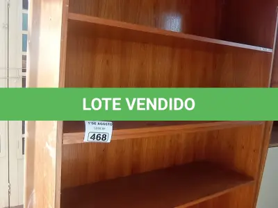 LOTE 468 - 01 ESTANTE EM MADEIRA COM 03 PRATELEIRAS E 01 MESINHA PARA COMPUTADOR. (NO ESTADO, LEILÃO NÃO TEM GARANTIA E NEM DEVOLUÇÃO, SUJEITO A POSSÍVEIS AVARIAS VISÍVEIS/OCULTAS E/OU AUSÊNCIA DE COMPONENTES).