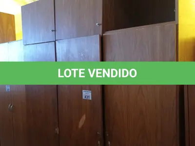 LOTE 431 - 01 ARMÁRIO ALTO EM MADEIRA COM 03 PORTAS E VÁRIAS DIVISÕES. (NO ESTADO, LEILÃO NÃO TEM GARANTIA E NEM DEVOLUÇÃO, SUJEITO A POSSÍVEIS AVARIAS VISÍVEIS/OCULTAS E/OU AUSÊNCIA DE COMPONENTES).