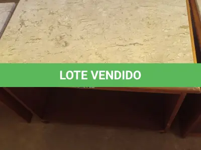 LOTE 426 - 01 MESINHA EM MADEIRA COM TAMPO DE PEDRA. (NO ESTADO, LEILÃO NÃO TEM GARANTIA E NEM DEVOLUÇÃO, SUJEITO A POSSÍVEIS AVARIAS VISÍVEIS/OCULTAS E/OU AUSÊNCIA DE COMPONENTES).