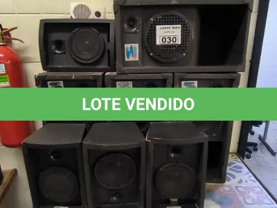 LOTE 030 - CAIXAS DE SOM DIVERSAS. (NO ESTADO, NÃO SABEMOS SE FUNCIONA. LEILÃO NÃO TEM GARANTIA E NEM DEVOLUÇÃO).