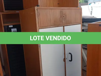LOTE 464 - 01 ARMÁRIO EM MADEIRA COM 02 PORTAS, 03 PRATELEIRAS E 01 MESINHA PARA COMPUTADOR. (NO ESTADO, LEILÃO NÃO TEM GARANTIA E NEM DEVOLUÇÃO, SUJEITO A POSSÍVEIS AVARIAS VISÍVEIS/OCULTAS E/OU AUSÊNCIA DE COMPONENTES).