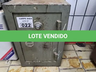 LOTE 022 - COFRE PEQUENO S/ CHAVE E S/ SEGREDO. (NO ESTADO, NÃO SABEMOS SE FUNCIONA. LEILÃO NÃO TEM GARANTIA E NEM DEVOLUÇÃO).