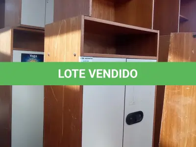 LOTE 471 - 01 ARMÁRIO EM MADEIRA COM 02 PORTAS, 03 PRATELEIRAS E 01 MESINHA PARA COMPUTADOR. (NO ESTADO, LEILÃO NÃO TEM GARANTIA E NEM DEVOLUÇÃO, SUJEITO A POSSÍVEIS AVARIAS VISÍVEIS/OCULTAS E/OU AUSÊNCIA DE COMPONENTES).