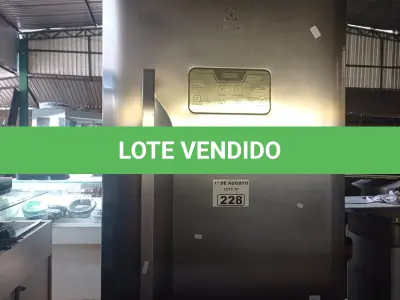 LOTE 228 - 01 GELADEIRA MARCA ELECTROLUX 220V. (NO ESTADO, LEILÃO NÃO TEM GARANTIA E NEM DEVOLUÇÃO, SUJEITO A POSSÍVEIS AVARIAS VISÍVEIS/OCULTAS E/OU AUSÊNCIA DE COMPONENTES).