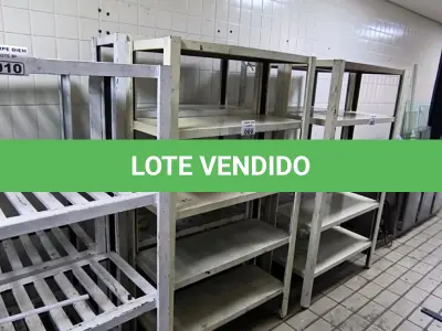 LOTE 009 - 02 ESTANTES DE CINCO PRATELEIRAS DE FERRO. (NO ESTADO, NÃO SABEMOS SE FUNCIONA. LEILÃO NÃO TEM GARANTIA E NEM DEVOLUÇÃO).