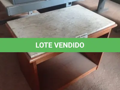 LOTE 358 - 01 MESINHA EM MADEIRA COM TAMPO DE PEDRA. (NO ESTADO, LEILÃO NÃO TEM GARANTIA E NEM DEVOLUÇÃO, SUJEITO A POSSÍVEIS AVARIAS VISÍVEIS/OCULTAS E/OU AUSÊNCIA DE COMPONENTES).