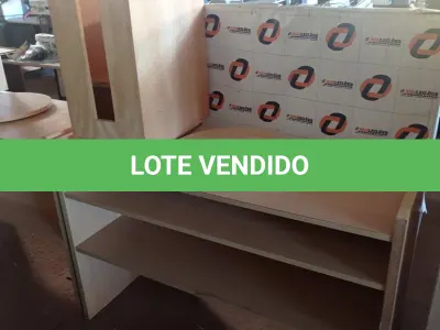 LOTE 370 - 01 RACK COM TAMPO GIRATÓRIO E 01 PORTA GABINETE EM MADEIRA. (NO ESTADO, LEILÃO NÃO TEM GARANTIA E NEM DEVOLUÇÃO, SUJEITO A POSSÍVEIS AVARIAS VISÍVEIS/OCULTAS E/OU AUSÊNCIA DE COMPONENTES).
