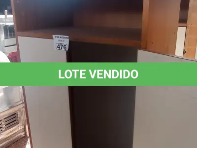 LOTE 476 - 01 ARMÁRIO EM MADEIRA COM 02 PORTAS E 01 PRATELEIRAS. (NO ESTADO, LEILÃO NÃO TEM GARANTIA E NEM DEVOLUÇÃO, SUJEITO A POSSÍVEIS AVARIAS VISÍVEIS/OCULTAS E/OU AUSÊNCIA DE COMPONENTES).