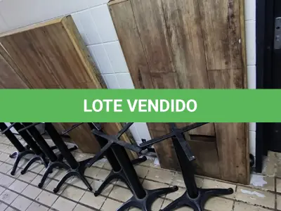 LOTE 008 - 07 PÉS DE MESA DE FERRO E 5 TAMPOS DE MADEIRA 140X70. (NO ESTADO, NÃO SABEMOS SE FUNCIONA. LEILÃO NÃO TEM GARANTIA E NEM DEVOLUÇÃO).