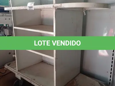 LOTE 390 - 01 EXPOSITOR EM AÇO COM RODINHAS. (NO ESTADO, LEILÃO NÃO TEM GARANTIA E NEM DEVOLUÇÃO, SUJEITO A POSSÍVEIS AVARIAS VISÍVEIS/OCULTAS E/OU AUSÊNCIA DE COMPONENTES).