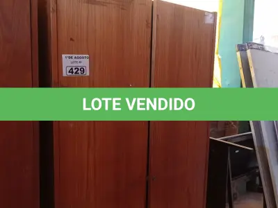 LOTE 429 - 01 ARMÁRIO EM MADEIRA COM 02 PORTAS E 03 PRATELEIRAS. (NO ESTADO, LEILÃO NÃO TEM GARANTIA E NEM DEVOLUÇÃO, SUJEITO A POSSÍVEIS AVARIAS VISÍVEIS/OCULTAS E/OU AUSÊNCIA DE COMPONENTES).
