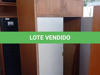 LOTE 464 - 01 ARMÁRIO EM MADEIRA COM 02 PORTAS, 03 PRATELEIRAS E 01 MESINHA PARA COMPUTADOR. (NO ESTADO, LEILÃO NÃO TEM GARANTIA E NEM DEVOLUÇÃO, SUJEITO A POSSÍVEIS AVARIAS VISÍVEIS/OCULTAS E/OU AUSÊNCIA DE COMPONENTES).