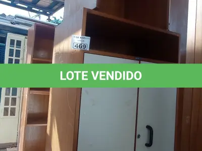LOTE 469 - 01 ARMÁRIO EM MADEIRA COM 02 PORTAS, 03 PRATELEIRAS E 01 MESINHA PARA COMPUTADOR. (NO ESTADO, LEILÃO NÃO TEM GARANTIA E NEM DEVOLUÇÃO, SUJEITO A POSSÍVEIS AVARIAS VISÍVEIS/OCULTAS E/OU AUSÊNCIA DE COMPONENTES).