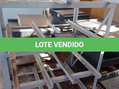 LOTE 460 - 01 PRATELEIRA FEITA COM CANTONEIRAS DE FERRO. (NO ESTADO, LEILÃO NÃO TEM GARANTIA E NEM DEVOLUÇÃO, SUJEITO A POSSÍVEIS AVARIAS VISÍVEIS/OCULTAS E/OU AUSÊNCIA DE COMPONENTES).