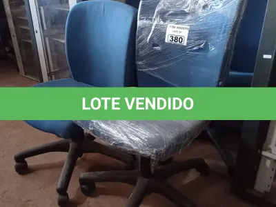 LOTE 380 - 04 CADEIRAS DE ESCRITÓRIO COM BASE GIRATÓRIA NA COR AZUL. (NO ESTADO, LEILÃO NÃO TEM GARANTIA E NEM DEVOLUÇÃO, SUJEITO A POSSÍVEIS AVARIAS VISÍVEIS/OCULTAS E/OU AUSÊNCIA DE COMPONENTES).