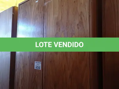 LOTE 434 - 01 ARMÁRIO EM MADEIRA COM 02 PORTAS E 03 PRATELEIRAS. (NO ESTADO, LEILÃO NÃO TEM GARANTIA E NEM DEVOLUÇÃO, SUJEITO A POSSÍVEIS AVARIAS VISÍVEIS/OCULTAS E/OU AUSÊNCIA DE COMPONENTES).