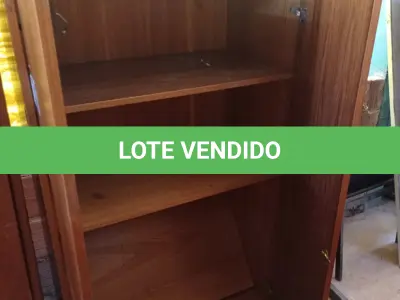 LOTE 429 - 01 ARMÁRIO EM MADEIRA COM 02 PORTAS E 03 PRATELEIRAS. (NO ESTADO, LEILÃO NÃO TEM GARANTIA E NEM DEVOLUÇÃO, SUJEITO A POSSÍVEIS AVARIAS VISÍVEIS/OCULTAS E/OU AUSÊNCIA DE COMPONENTES).