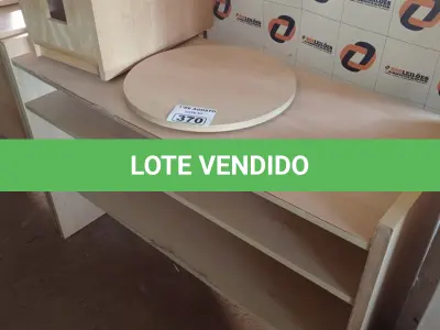 LOTE 370 - 01 RACK COM TAMPO GIRATÓRIO E 01 PORTA GABINETE EM MADEIRA. (NO ESTADO, LEILÃO NÃO TEM GARANTIA E NEM DEVOLUÇÃO, SUJEITO A POSSÍVEIS AVARIAS VISÍVEIS/OCULTAS E/OU AUSÊNCIA DE COMPONENTES).