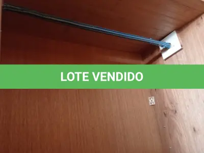 LOTE 435 - 01 ARMÁRIO EM MADEIRA COM 02 PORTAS E 03 PRATELEIRAS. (NO ESTADO, LEILÃO NÃO TEM GARANTIA E NEM DEVOLUÇÃO, SUJEITO A POSSÍVEIS AVARIAS VISÍVEIS/OCULTAS E/OU AUSÊNCIA DE COMPONENTES).