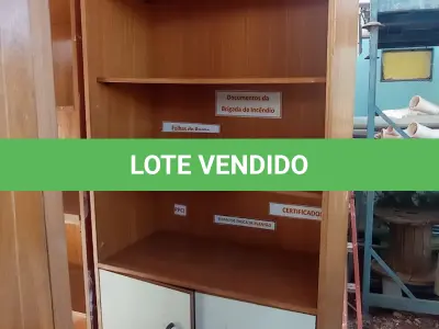 LOTE 467 - 01 ESTANTE EM MADEIRA COM 02 PORTAS E 03 PRATELEIRAS. (NO ESTADO, LEILÃO NÃO TEM GARANTIA E NEM DEVOLUÇÃO, SUJEITO A POSSÍVEIS AVARIAS VISÍVEIS/OCULTAS E/OU AUSÊNCIA DE COMPONENTES).