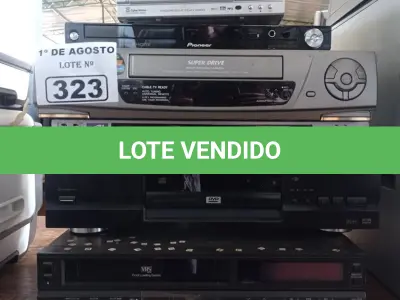 LOTE 323 - 04 APARELHOS DE DVD E 02 VIDEOCASSETES MARCAS E MODELOS DIVERSOS. (NO ESTADO, LEILÃO NÃO TEM GARANTIA E NEM DEVOLUÇÃO, SUJEITO A POSSÍVEIS AVARIAS VISÍVEIS/OCULTAS E/OU AUSÊNCIA DE COMPONENTES).
