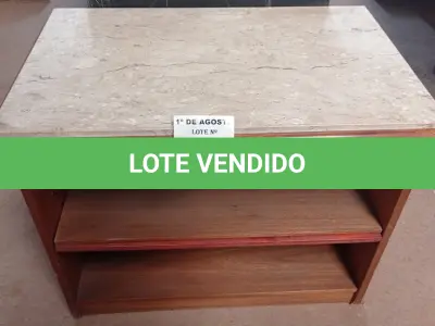 LOTE 248 - 01 MESINHA EM MADEIRA COM TAMPO DE PEDRA. (NO ESTADO, LEILÃO NÃO TEM GARANTIA E NEM DEVOLUÇÃO, SUJEITO A POSSÍVEIS AVARIAS VISÍVEIS/OCULTAS E/OU AUSÊNCIA DE COMPONENTES).