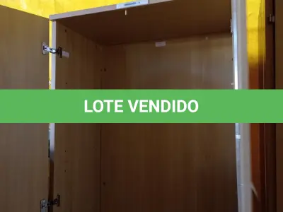 LOTE 438 - 01 ARMÁRIO EM MADEIRA COM 02 PORTAS. (NO ESTADO, LEILÃO NÃO TEM GARANTIA E NEM DEVOLUÇÃO, SUJEITO A POSSÍVEIS AVARIAS VISÍVEIS/OCULTAS E/OU AUSÊNCIA DE COMPONENTES).