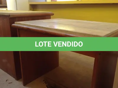 LOTE 425 - 01 MESINHA EM MADEIRA COM TAMPO DE PEDRA. (NO ESTADO, LEILÃO NÃO TEM GARANTIA E NEM DEVOLUÇÃO, SUJEITO A POSSÍVEIS AVARIAS VISÍVEIS/OCULTAS E/OU AUSÊNCIA DE COMPONENTES).