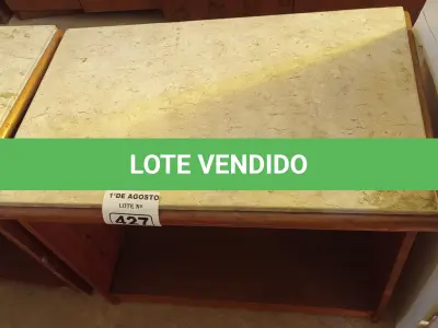 LOTE 427 - 01 MESINHA EM MADEIRA COM TAMPO DE PEDRA. (NO ESTADO, LEILÃO NÃO TEM GARANTIA E NEM DEVOLUÇÃO, SUJEITO A POSSÍVEIS AVARIAS VISÍVEIS/OCULTAS E/OU AUSÊNCIA DE COMPONENTES).