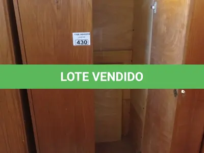 LOTE 430 - 01 ARMÁRIO EM MADEIRA COM 02 PORTAS E 03 PRATELEIRAS. (NO ESTADO, LEILÃO NÃO TEM GARANTIA E NEM DEVOLUÇÃO, SUJEITO A POSSÍVEIS AVARIAS VISÍVEIS/OCULTAS E/OU AUSÊNCIA DE COMPONENTES).