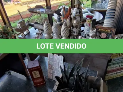 LOTE 241 - OBJETOS DECORATIVOS EM MADEIRA. (NO ESTADO, NÃO SABEMOS SE FUNCIONA. LEILÃO NÃO TEM GARANTIA E NEM DEVOLUÇÃO).