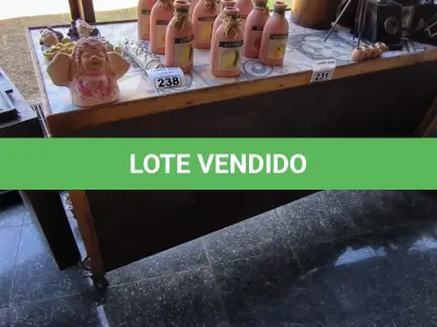 LOTE 231 - BALCÃO DE MADEIRA E RODINHAS COM TAMPO DE CERÂMICA. (NO ESTADO, NÃO SABEMOS SE FUNCIONA. LEILÃO NÃO TEM GARANTIA E NEM DEVOLUÇÃO).