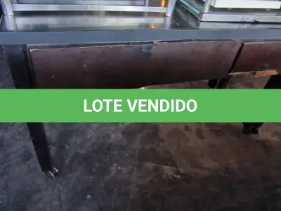 LOTE 168 - BALCÃO DE RODAS INOX E MADEIRA. (NO ESTADO, NÃO SABEMOS SE FUNCIONA. LEILÃO NÃO TEM GARANTIA E NEM DEVOLUÇÃO).