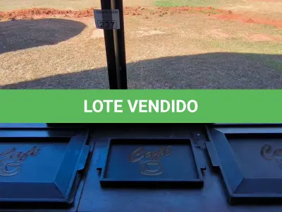 LOTE 237 - BANDEJAS DE COURO PARA CAFÉ E PLACA DE MADEIRA DECORATIVA. (NO ESTADO, NÃO SABEMOS SE FUNCIONA. LEILÃO NÃO TEM GARANTIA E NEM DEVOLUÇÃO).
