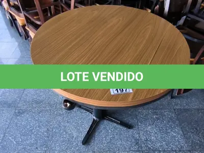 LOTE 197 - 02 MESAS REDONDAS PEQUENAS PÉ DE FERRO E TAMPO EM MADEIRA. (NO ESTADO, NÃO SABEMOS SE FUNCIONA. LEILÃO NÃO TEM GARANTIA E NEM DEVOLUÇÃO).