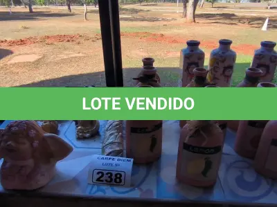 LOTE 238 - OBJETOS DECORATIVOS DE CERÂMICA. (NO ESTADO, NÃO SABEMOS SE FUNCIONA. LEILÃO NÃO TEM GARANTIA E NEM DEVOLUÇÃO).