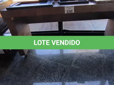 LOTE 230 - BALCÃO DE MADEIRA E RODINHAS. (NO ESTADO, NÃO SABEMOS SE FUNCIONA. LEILÃO NÃO TEM GARANTIA E NEM DEVOLUÇÃO).