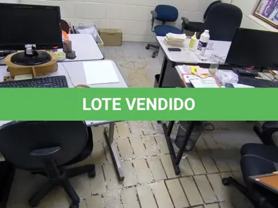 LOTE 105 - 4 MESAS E 4 CADEIRAS DE ESCRITÓRIO (NO ESTADO, NÃO SABEMOS SE FUNCIONA. LEILÃO NÃO TEM GARANTIA E NEM DEVOLUÇÃO).
