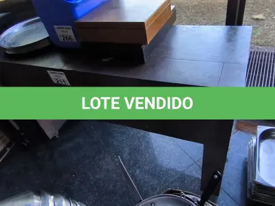 LOTE 211 - BALCÃO EM MADEIRA E RODAS. (NO ESTADO, NÃO SABEMOS SE FUNCIONA. LEILÃO NÃO TEM GARANTIA E NEM DEVOLUÇÃO).