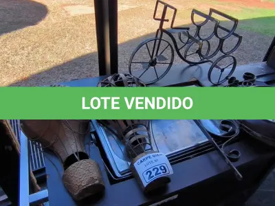 LOTE 229 - BALÕES BICICLETA E RELÓGIO DE FERRO DECORATIVO. (NO ESTADO, NÃO SABEMOS SE FUNCIONA. LEILÃO NÃO TEM GARANTIA E NEM DEVOLUÇÃO).