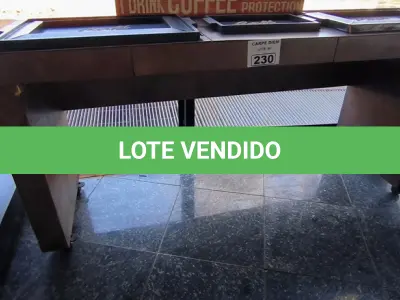 LOTE 230 - BALCÃO DE MADEIRA E RODINHAS. (NO ESTADO, NÃO SABEMOS SE FUNCIONA. LEILÃO NÃO TEM GARANTIA E NEM DEVOLUÇÃO).