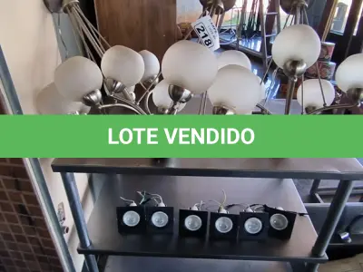 LOTE 218 - 03 LUSTRE E SPOTS DIVERSOS. (NO ESTADO, NÃO SABEMOS SE FUNCIONA. LEILÃO NÃO TEM GARANTIA E NEM DEVOLUÇÃO).