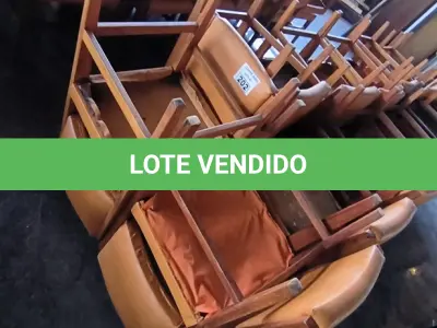 LOTE 202 - 28 CADEIRAS EM MADEIRA. (NO ESTADO, NÃO SABEMOS SE FUNCIONA. LEILÃO NÃO TEM GARANTIA E NEM DEVOLUÇÃO).