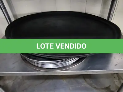 LOTE 097 - BANDEJA DE GARÇOM INOX E DE PLÁSTICO. (NO ESTADO, NÃO SABEMOS SE FUNCIONA. LEILÃO NÃO TEM GARANTIA E NEM DEVOLUÇÃO).