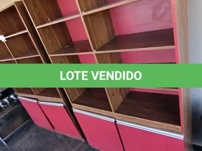 LOTE 180 - MÓVEL DE ARMÁRIO DE MADEIRA. (NO ESTADO, NÃO SABEMOS SE FUNCIONA. LEILÃO NÃO TEM GARANTIA E NEM DEVOLUÇÃO).